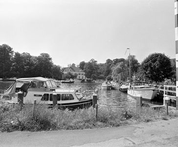 858307 Afbeelding van pleziervaartuigen op de Vecht bij Loenen aan de Vecht, met op de achtergrond het huis Nieuwerhoek ...